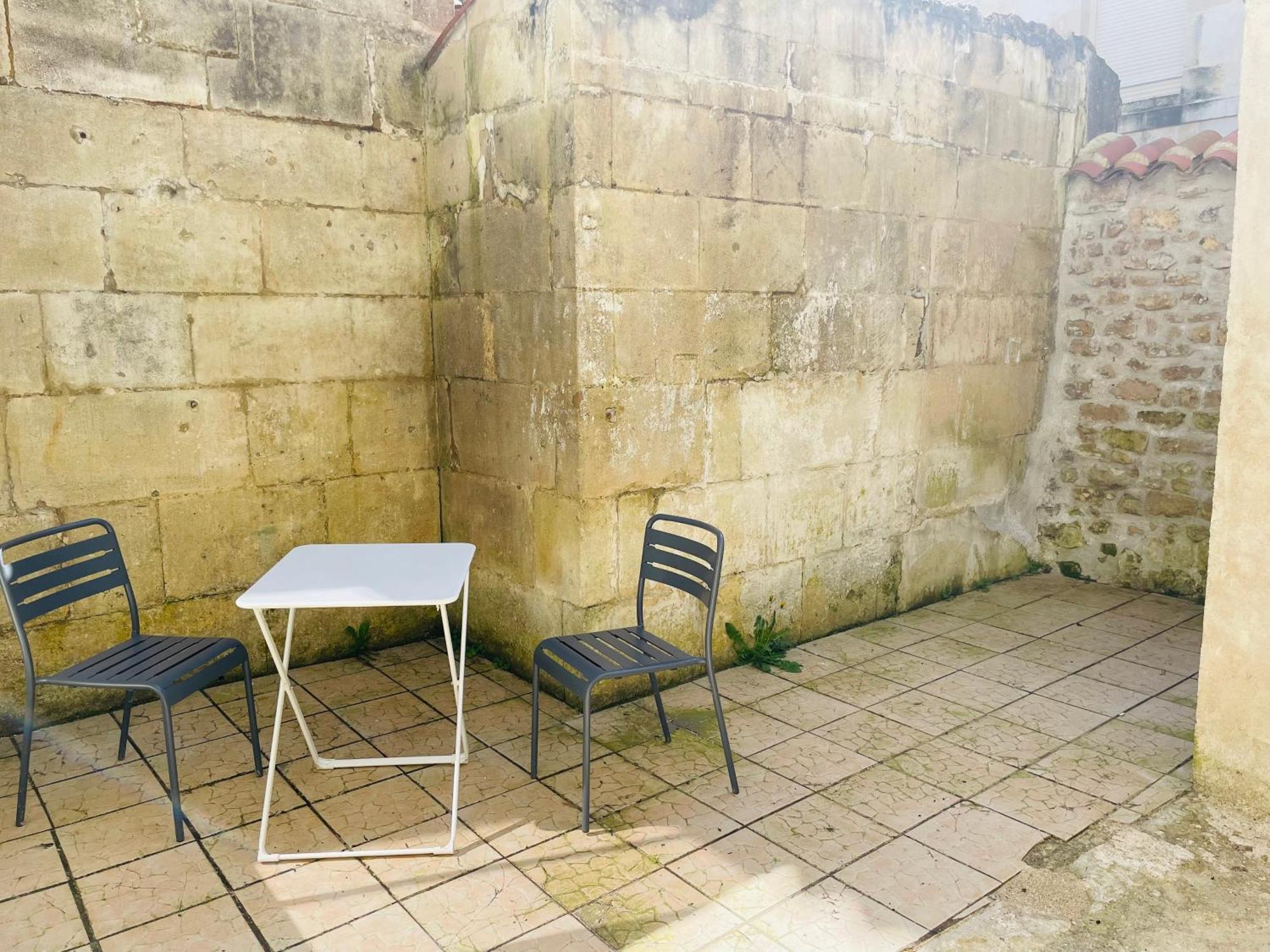 Appartement Avec Cour Privee Saint-Jean-dʼAngély Extérieur photo